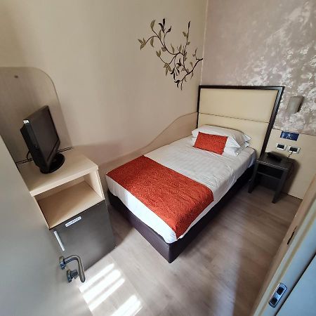 Hotel Piacenza Milán Exterior foto